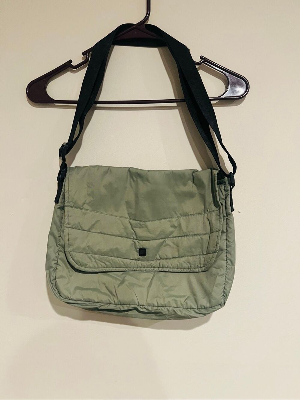 Lole Green Quilted Nylon Messenger Crossbody Shoulder Bag Excellent Condition
